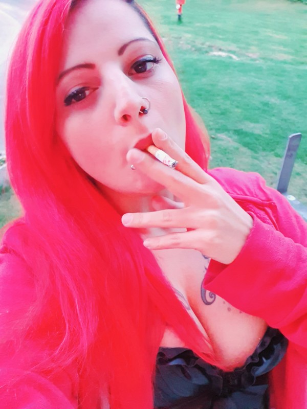 LadyRockabella smoking