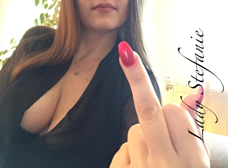 LadyStefanie Findom Mittelfinger