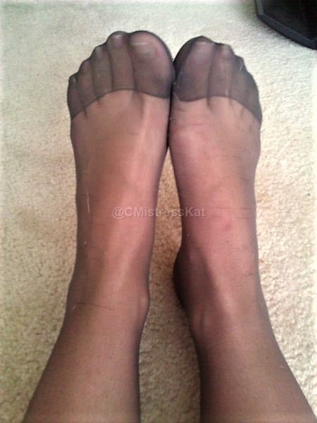 Mistress Kat feet nylon