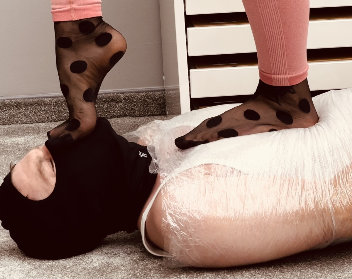 Amazontramplequeen feetfetish trampling