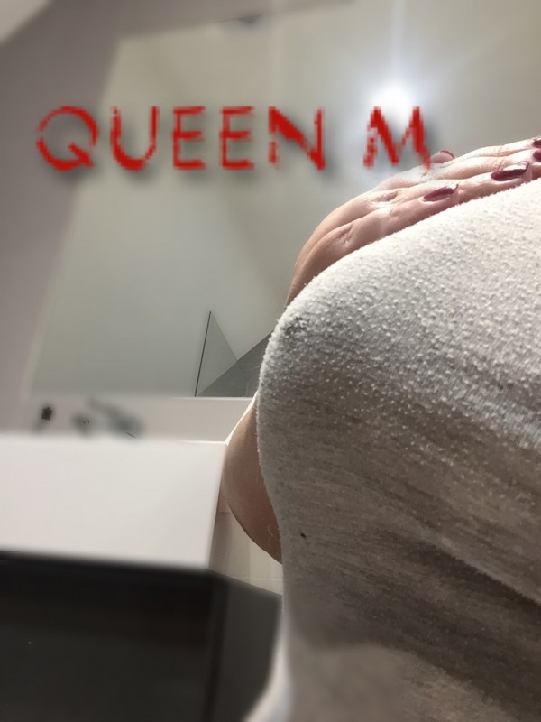 Queen M. 💋 boobs cleavage