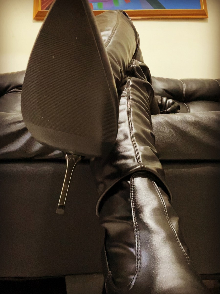 Mistress Mikaela boots bootworship