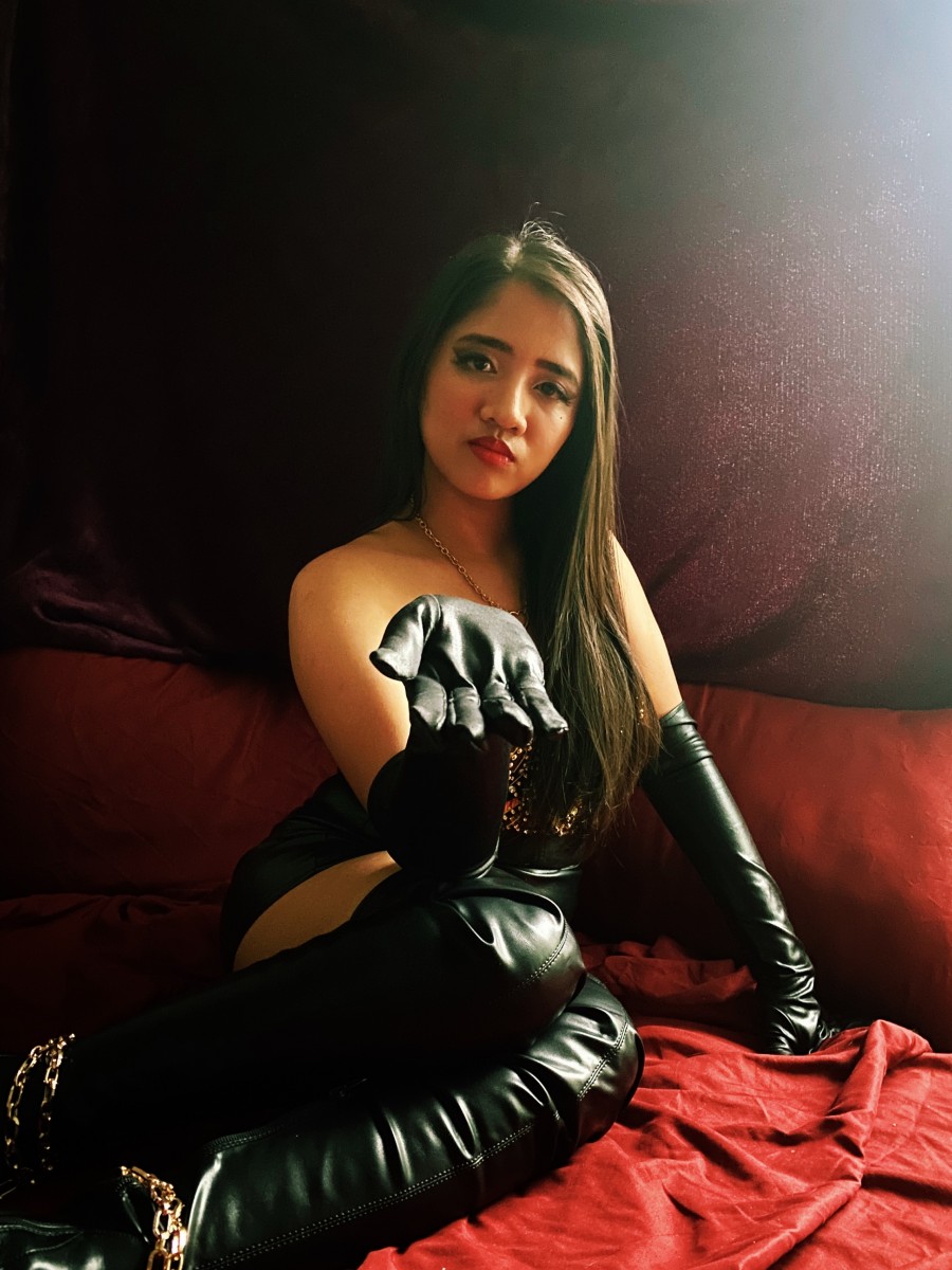 Mistress Mikaela findom leather