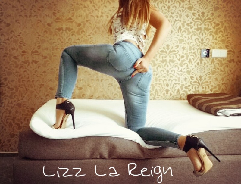 Lizz La Reign Jeansbabe