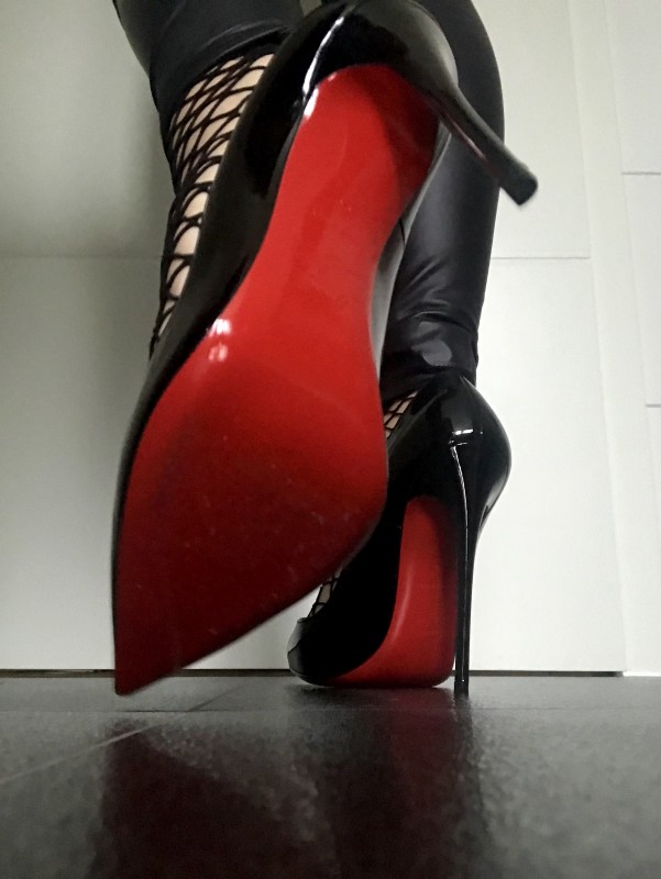 Lizz La Reign Worship Louboutins