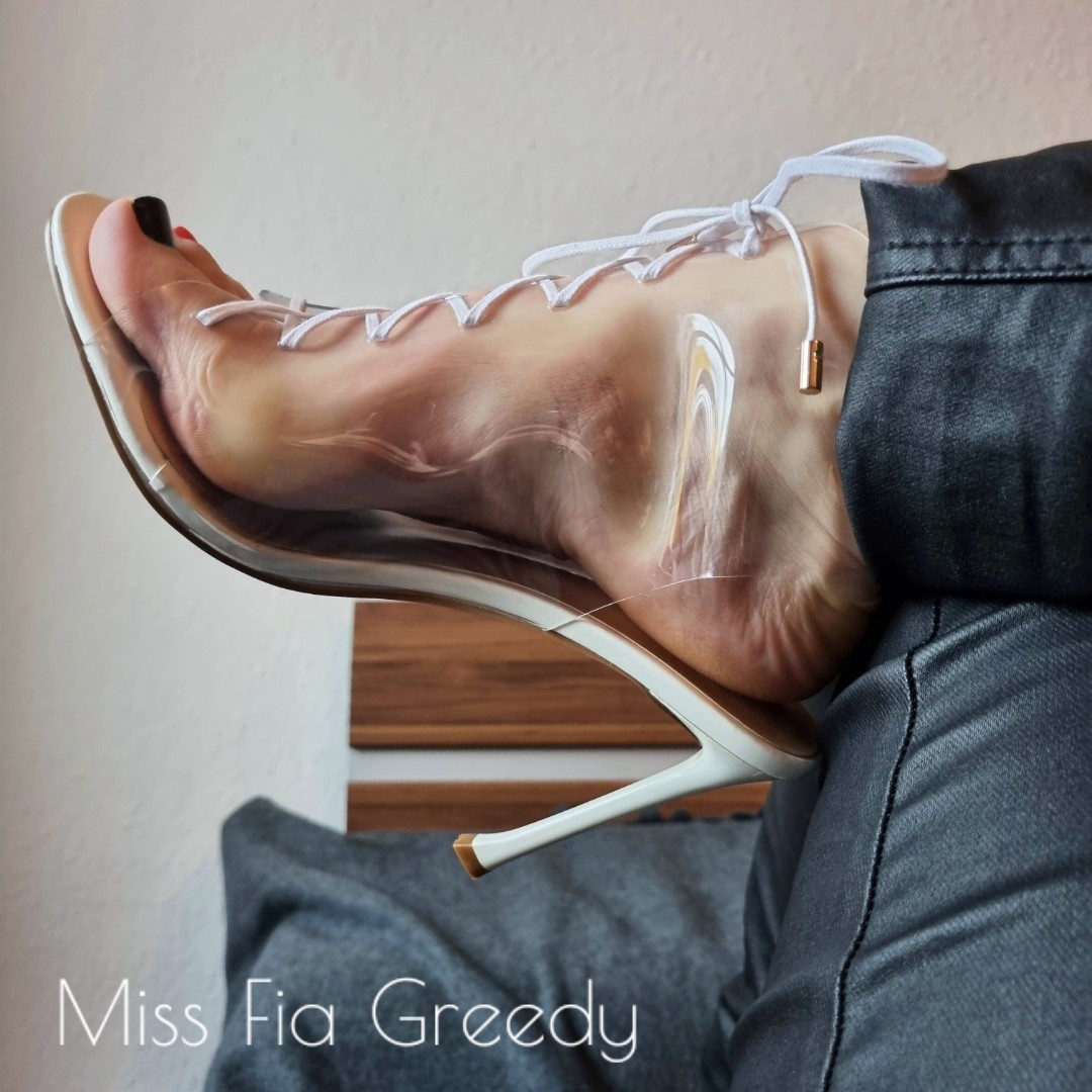 Miss Fia Greedy worship feet