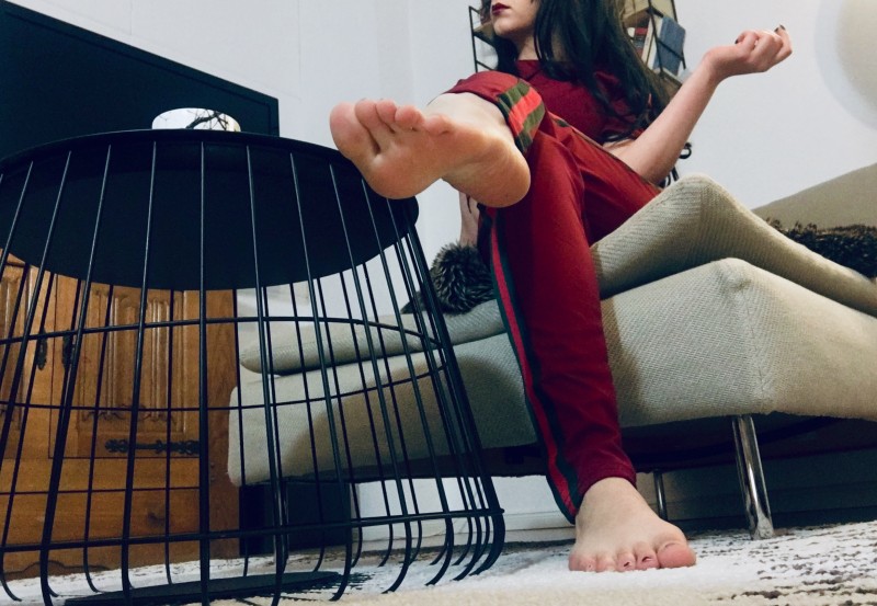 Emily Jones cage feet