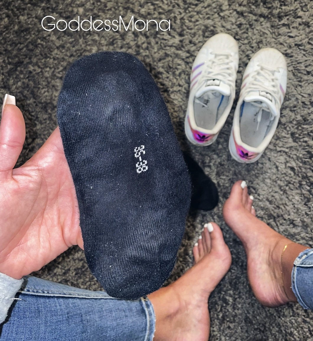 GoddessMona footdomination sweatyfeet