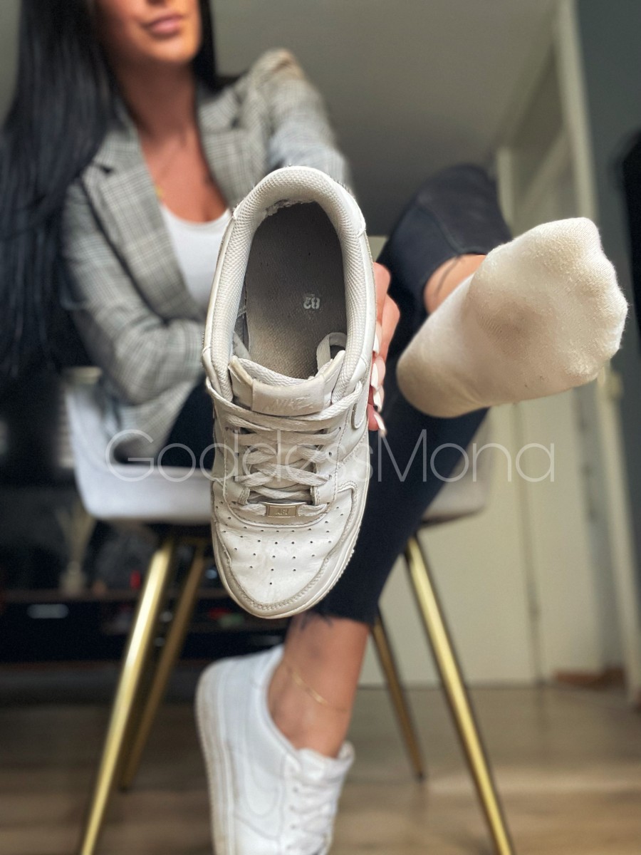 GoddessMona footdomination sweatyfeet