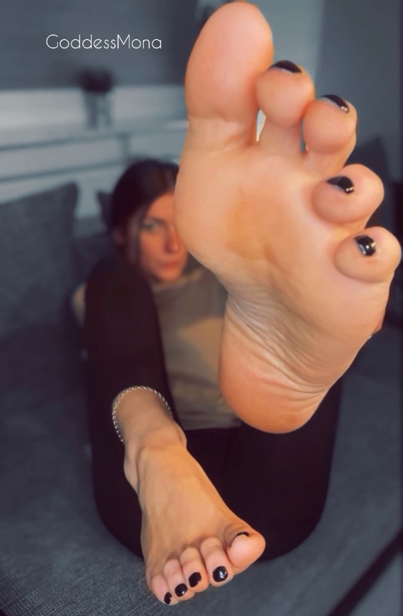 GoddessMona footdomination sweatyfeet